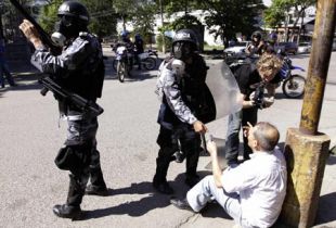 O Exército controlou os lugares de votación e rexistráronse ducias de detencións