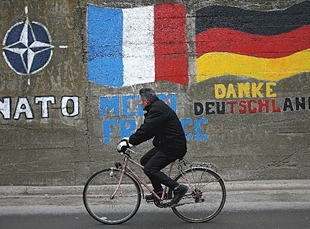 Graffiti na vila de Gnjilane (Kosovo) expresando gratitude á OTAN e a países que recoñeceron a independencia cosovar