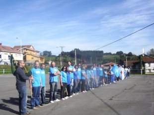 Os dous equipos escoitando o himno