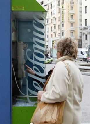 Os teléfonos públicos deberán incorporar a accesibilidade aos seus servizos