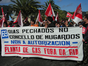 Nesta pancarta, que ardeu hai uns días, os veciños ían sumando os días de peche