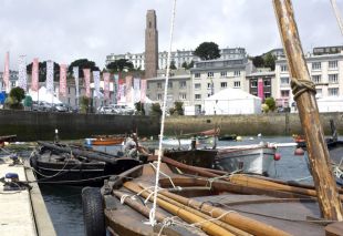 Embarcacións galegas amarradas en Brest