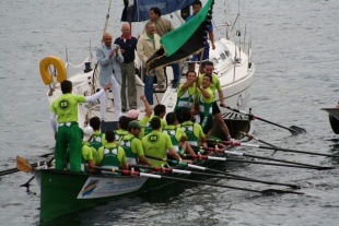 Outra imaxe dos remeiros de Meira na proba do domingo