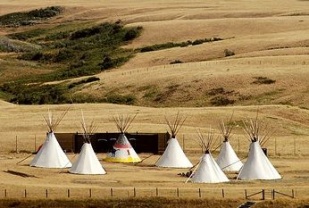 Tipis erguidos para os turistas, en Alberta (unha das provincias de Canadá) / Flickr: jurek_durczak