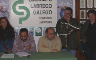 Membros do sector crítico na conferencia de prensa deste luns