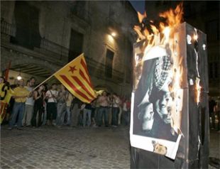 Independentistas cataláns queiman unha fotografía dos monarcas españois