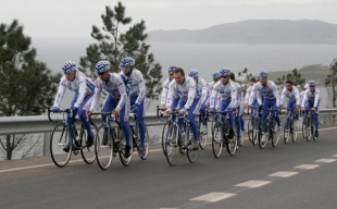 Unha imaxe dos ciclistas do KGZ, adestrando na Costa da Morte