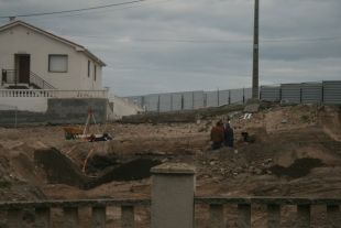 Unha imaxe da zona esbandallada, que vén seguida da sucesión que amosa o destrozo / Imaxes: Mariña Patrimonio