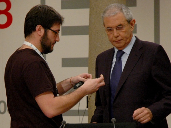 Touriño tomando posición na parte dereita da mesa